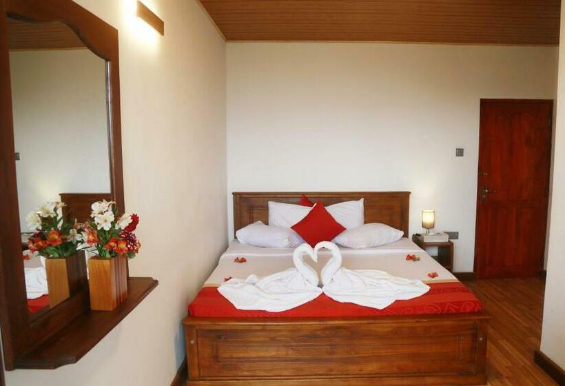 Номер Стандарт Вид на Озеро, Gregory Hills