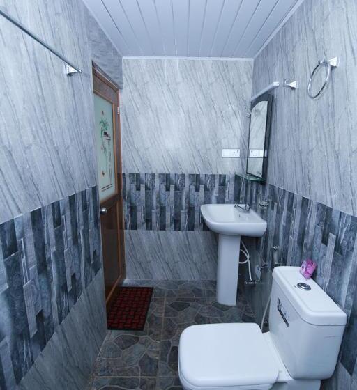 Семейный Номер, Gregory Hills