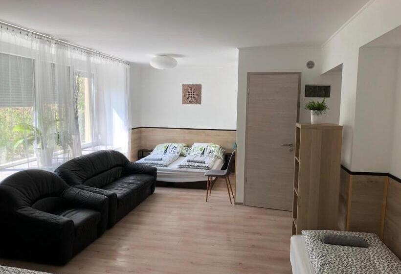 חדר משפחתי, Juno Apartman Vendégház