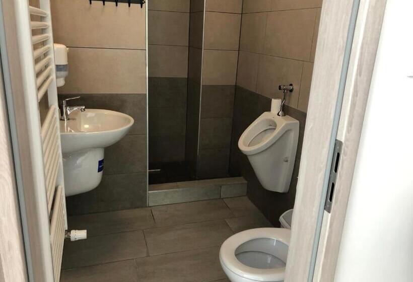 חדר משפחתי, Juno Apartman Vendégház