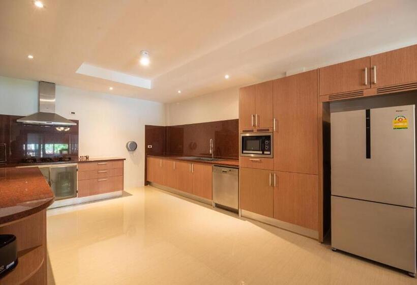 اتاق خانوادگی, Wandee Garden