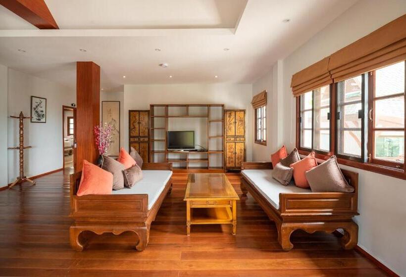 اتاق خانوادگی با چشمانداز باغ, Wandee Garden