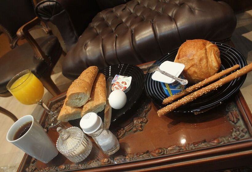 اتاق کلاسیک سه تخته, Tahrir Square Hostel