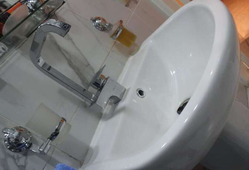 اتاق کلاسیک سه تخته, Tahrir Square Hostel