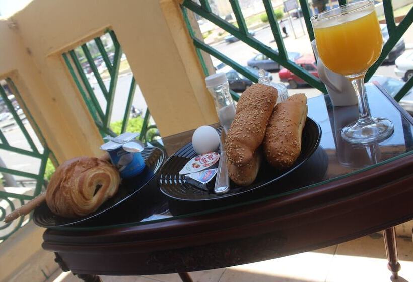 تختخواب در اتاق مشترک, Tahrir Square Hostel