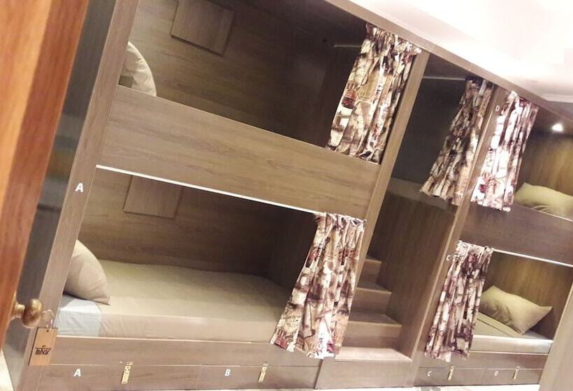 تختخواب در اتاق مشترک, Tahrir Square Hostel