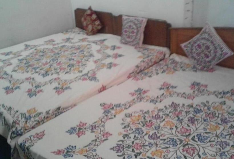 Pokój Rodzinny, Alamdar Guest House