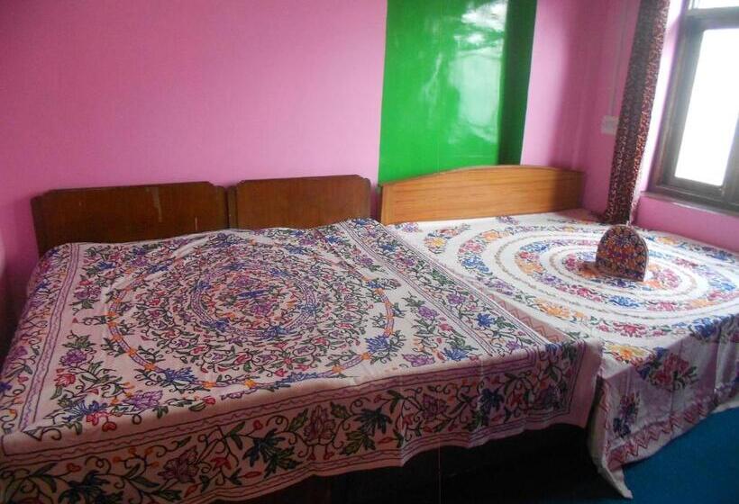 Pokój Rodzinny, Alamdar Guest House