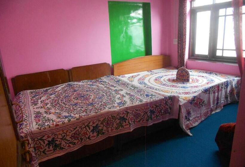 Pokój Rodzinny, Alamdar Guest House