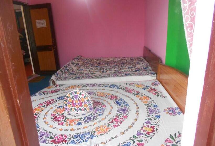 Pokój Rodzinny, Alamdar Guest House