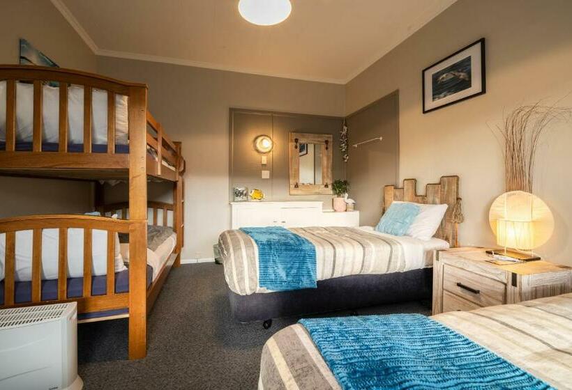 חדר סטנדרטי לארבעה עם חדר אמבטיה משותף, Oamaru Backpackers