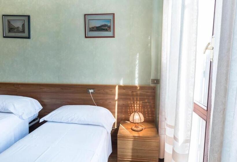 Трехместный Номер Классика, Camere R 75