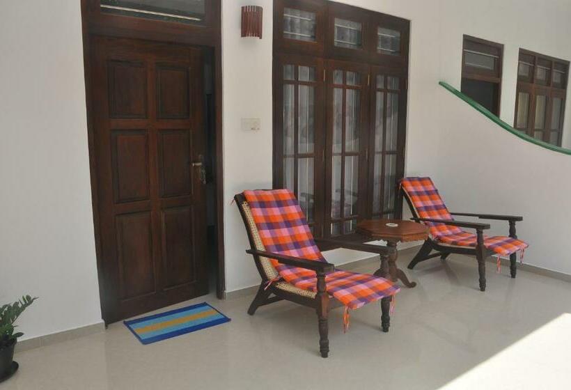 اتاق لوکس با بالکن, Hiru Resort Inn Unawatuna