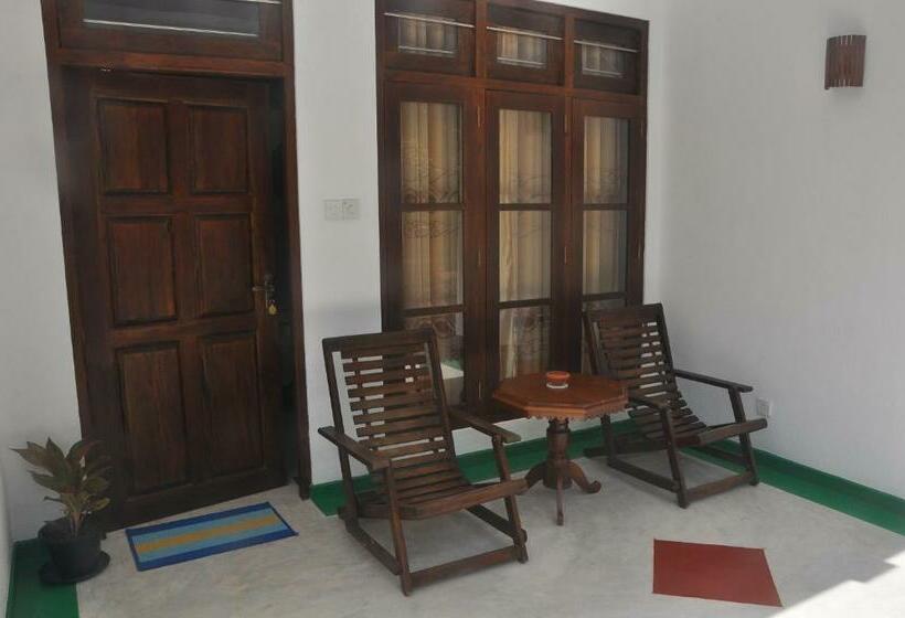 اتاق لوکس با بالکن, Hiru Resort Inn Unawatuna