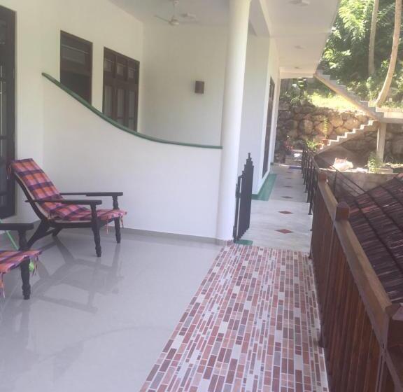 اتاق لوکس با بالکن, Hiru Resort Inn Unawatuna