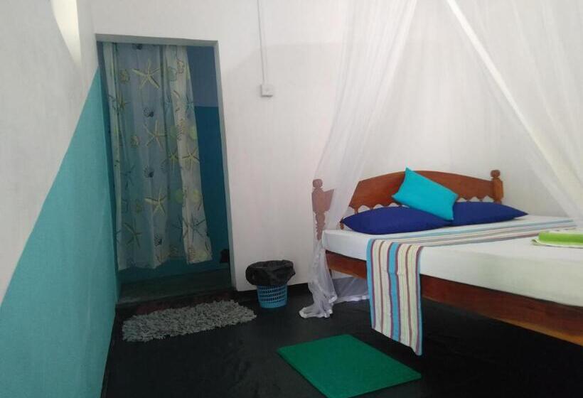 חדר בסיסי, Viraj S Garden