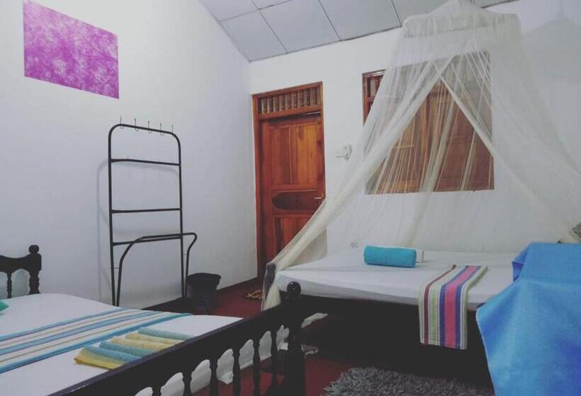 חדר משפחתי, Viraj S Garden