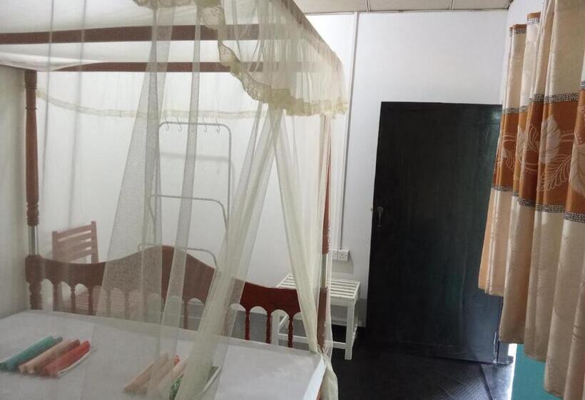 חדר אקונומי, Viraj S Garden