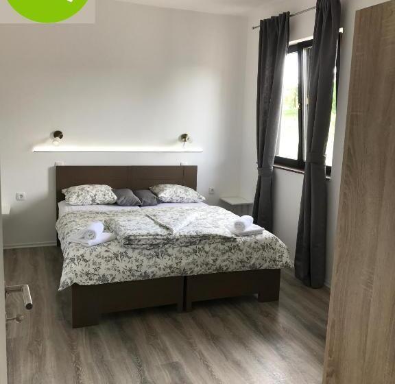 חדר קלאסי לארבעה, 16 Lakes Guesthouse