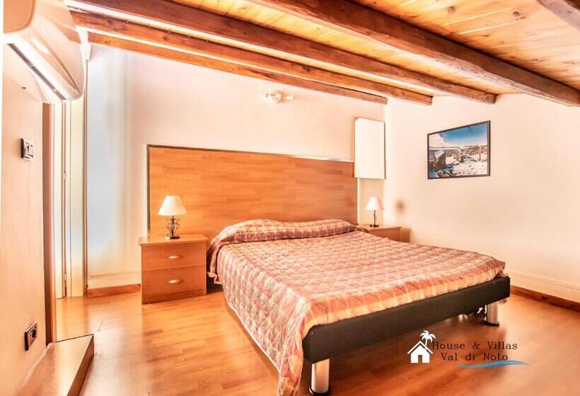 Standard room with outdoor bath, Akrai