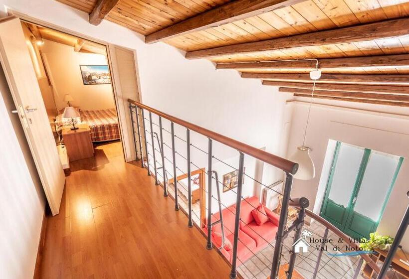 Standard room with outdoor bath, Akrai