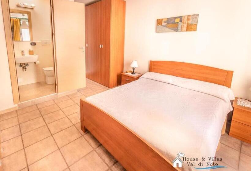 Standard room with outdoor bath, Akrai