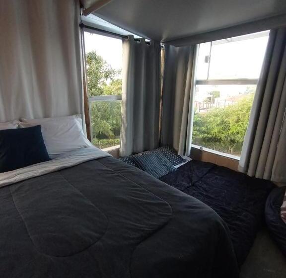 נוף לבריכה, Galinha D'angola