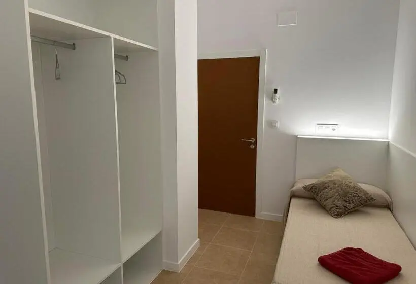 اتاق استاندارد با سرویس بهداشتی مشترک, Albergue O Pedrón Hostel & Rooms