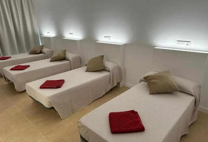 اتاق استاندارد چهارنفره با سرویس بهداشتی مشترک, Albergue O Pedrón Hostel & Rooms