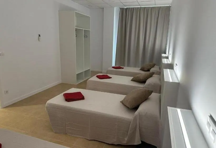 اتاق استاندارد چهارنفره با سرویس بهداشتی مشترک, Albergue O Pedrón Hostel & Rooms