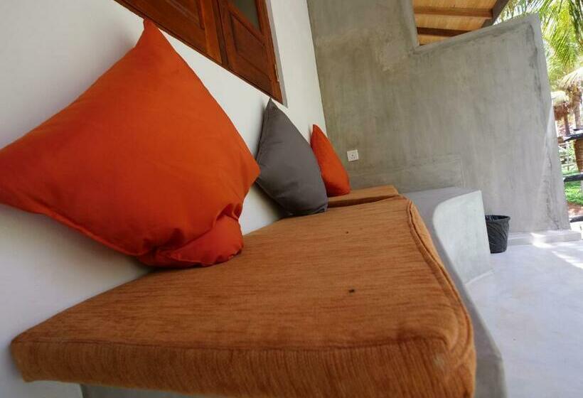 غرفة قياسية مطلّة علي حمام السباحة, De Silva Palm Resort