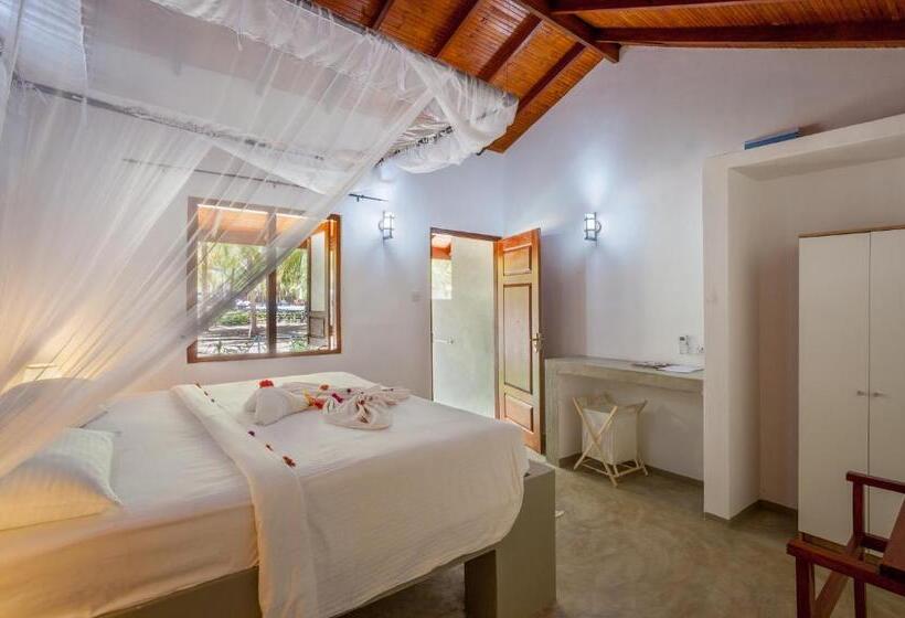 غرفة قياسية مطلّة علي حمام السباحة, De Silva Palm Resort