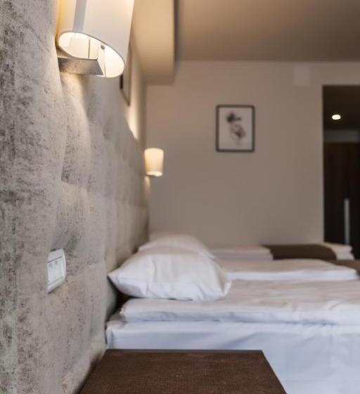 اتاق استاندارد سه تخته با بالکن, Grand Hotel Belvedere