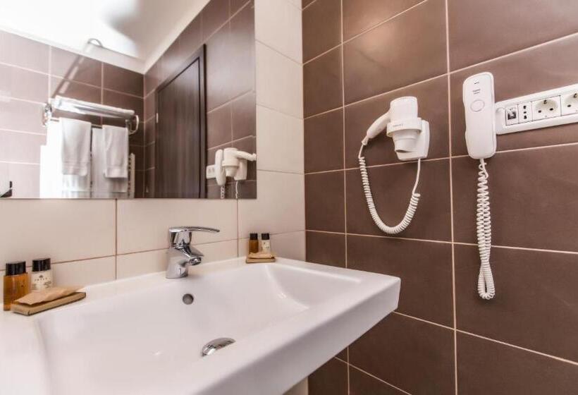اتاق استاندارد سه تخته با بالکن, Grand Hotel Belvedere