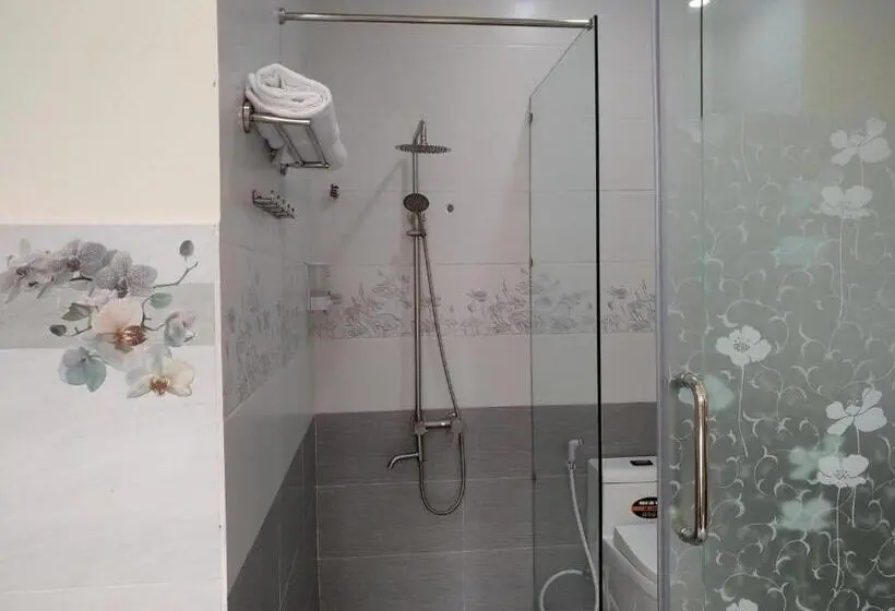 キングサイズベッドのデラックスルーム, Spring Hung Anh Hotel   Sân Bay Tsn