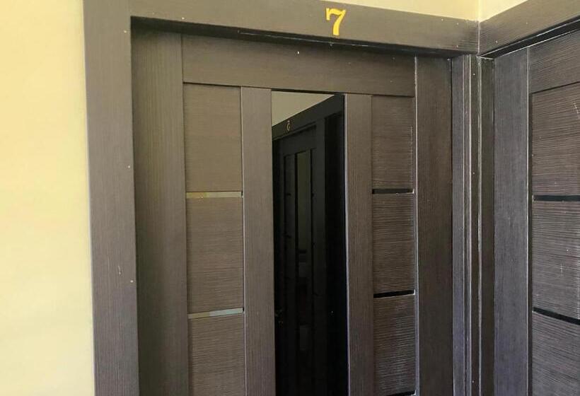اتاق کلاسیک سه تخته, Karine B&b