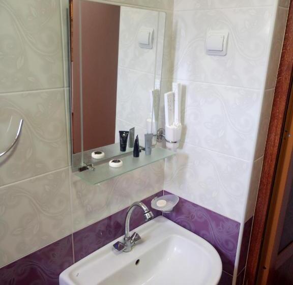 اتاق کلاسیک سه تخته, Karine B&b