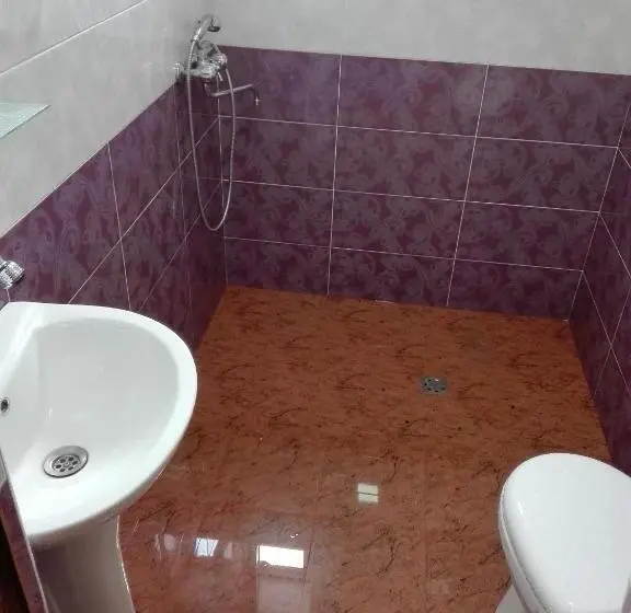 اتاق استاندارد چهارنفره با چشم‌انداز باغ, Karine B&b