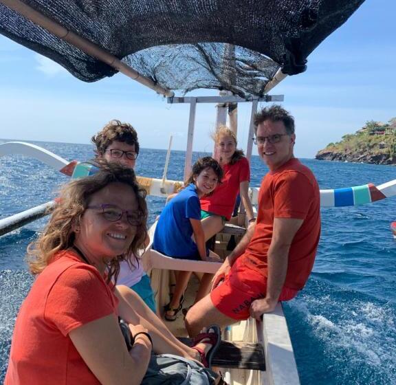 חדר משפחתי, Diver S Cafe Amed