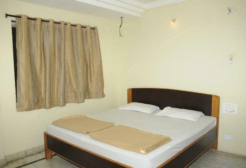 이코노미 룸, Agarala Residency