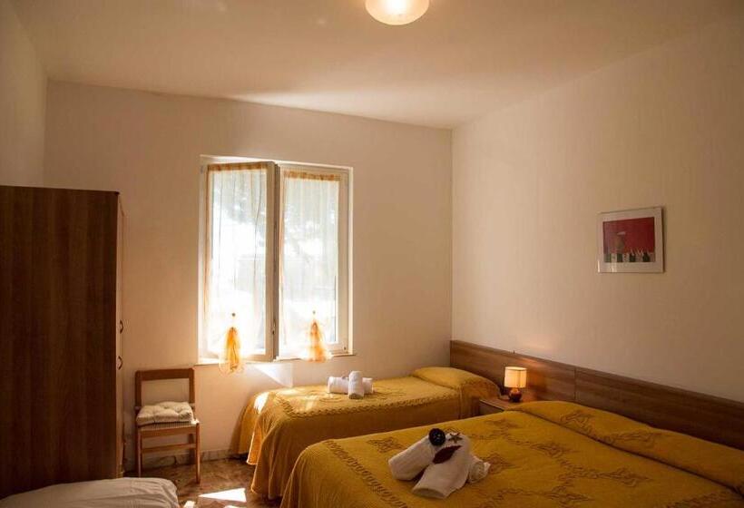 חדר סטנדרט לארבעה, Silvia