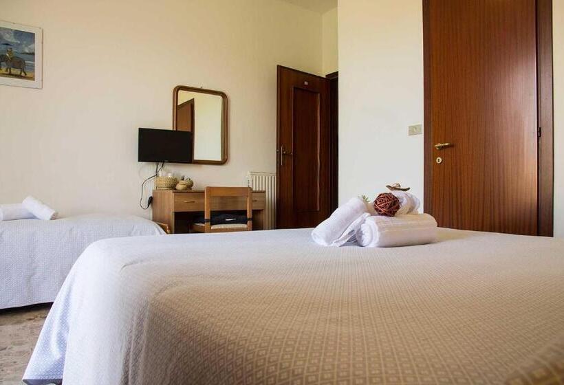 חדר סטנדרט לשלושה, Silvia