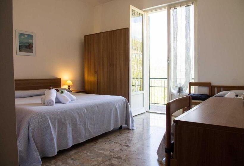 חדר סטנדרט לשלושה, Silvia