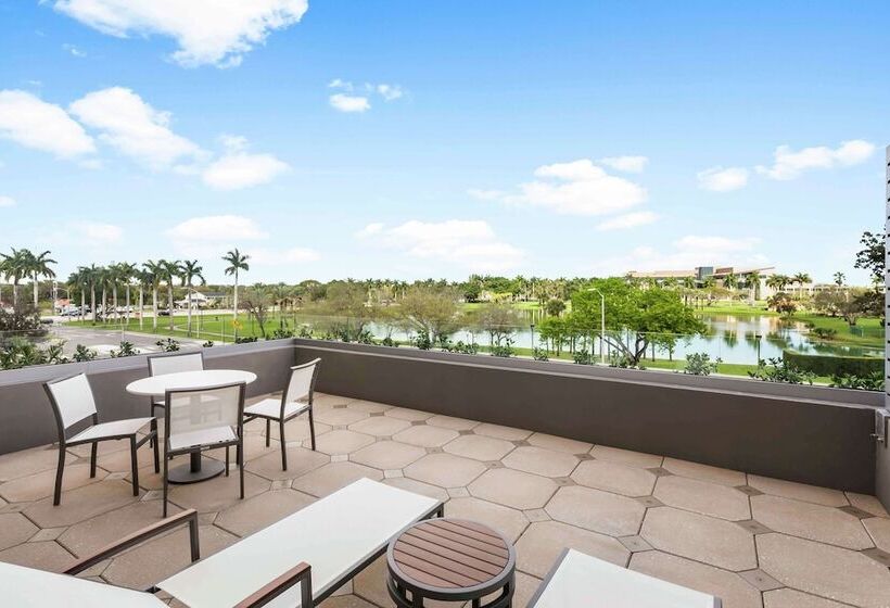 带双人床的标准工作室, Hilton Miami Dadeland