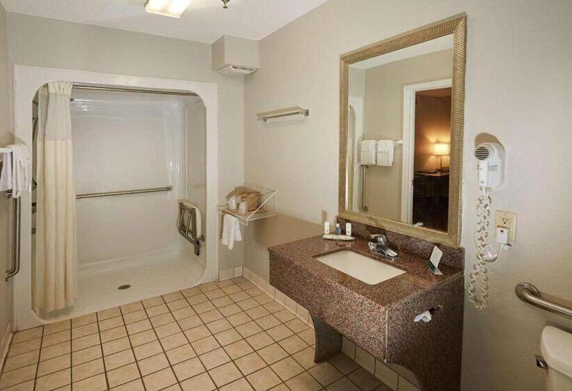 适合残疾人士使用的带超级大床的标准间, Quality Inn Augusta West Near Fort Eisenhower