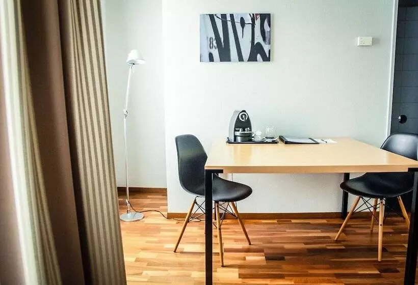 سوییت جونیور با بالکن, Royal Hotel   Urban Living
