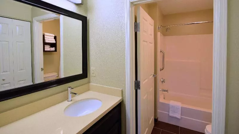 キングサイズベッドのスイートルーム, Staybridge Suites   Cincinnati North, An Ihg