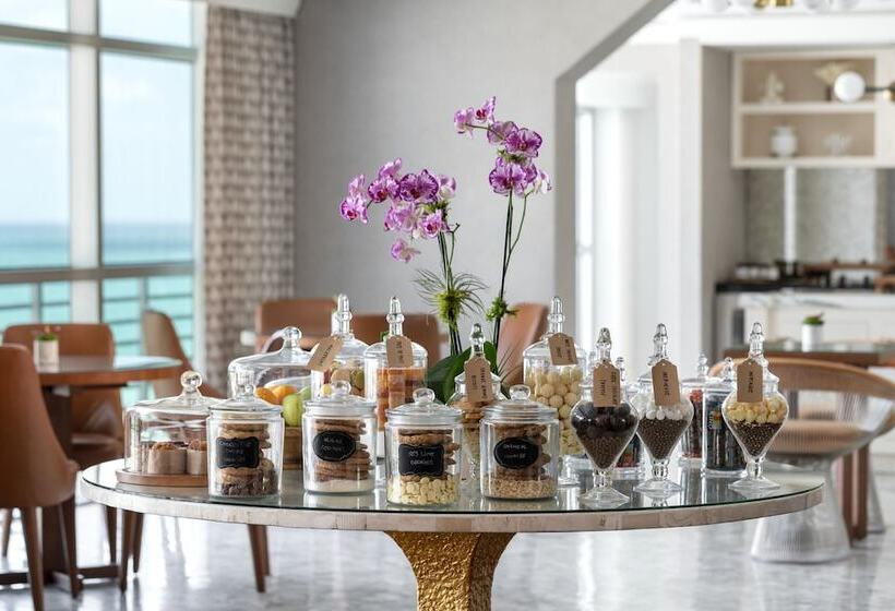 חדר קלאב עם נוף לים, The Ritzcarlton, South Beach