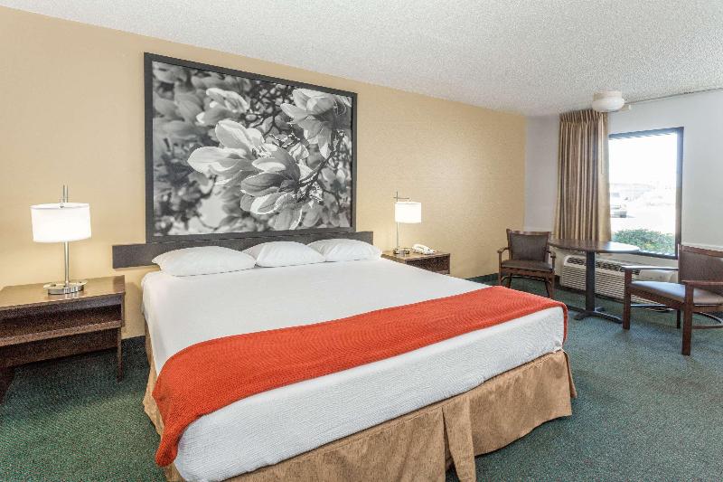 Quarto Estandar Cama King, Super 8 By Wyndham Adel Ga I 75