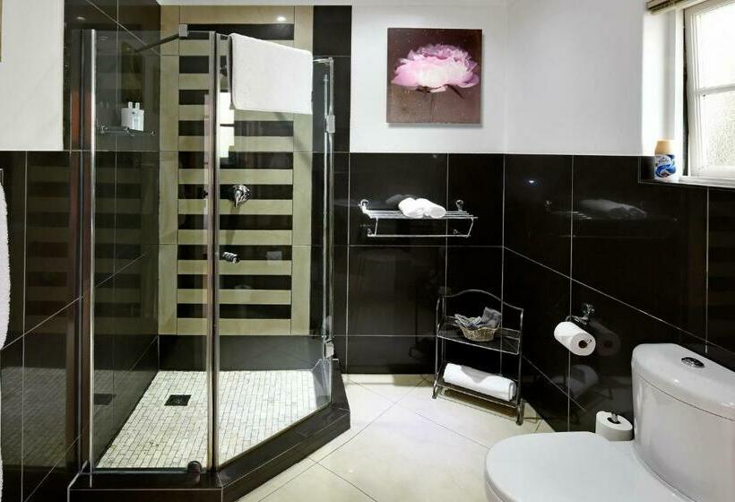 اتاق پرمیوم, The Coach House